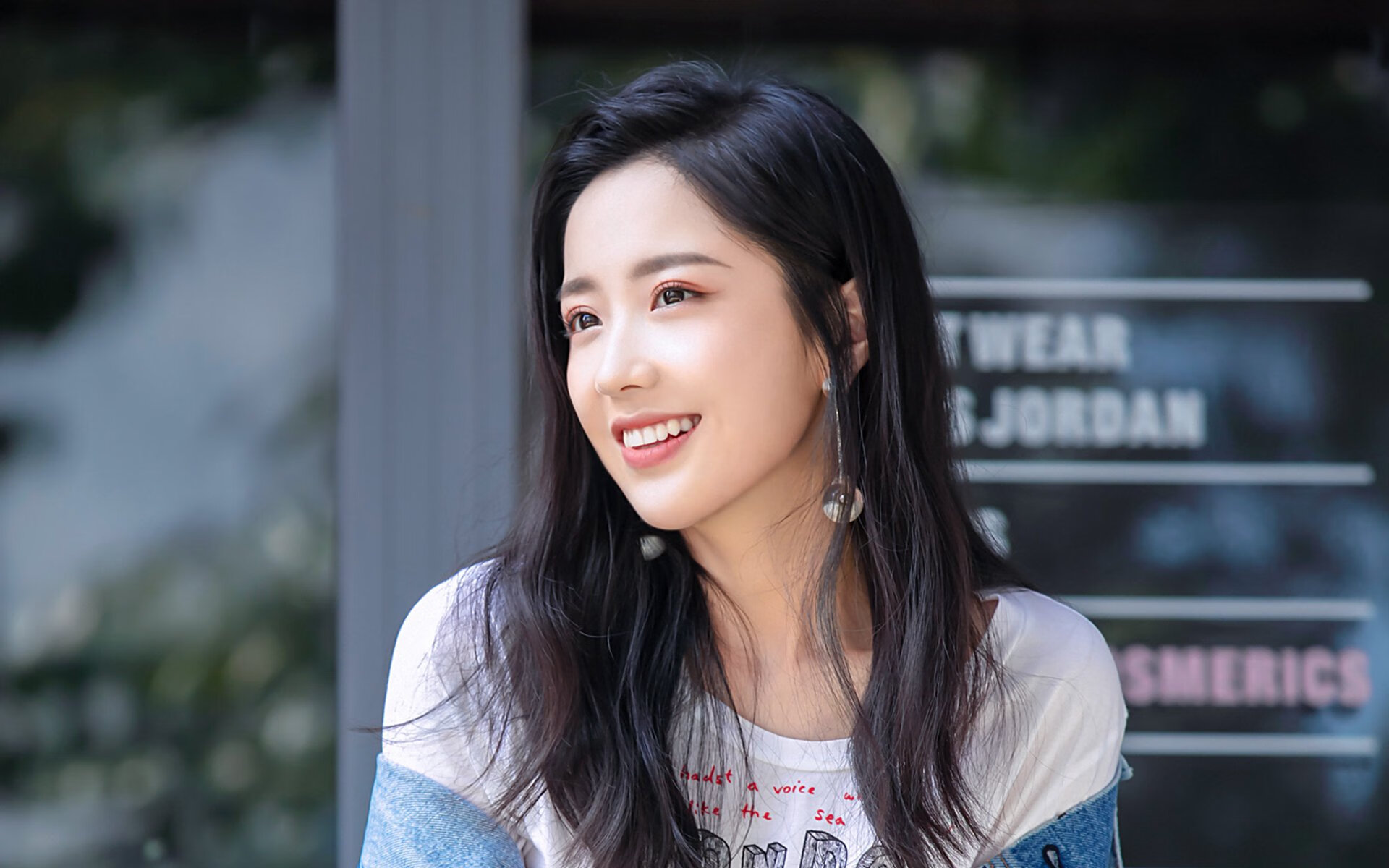 德国男子跳水选手在双人10米跳台比赛中获得银牌，德国女子双人跳水